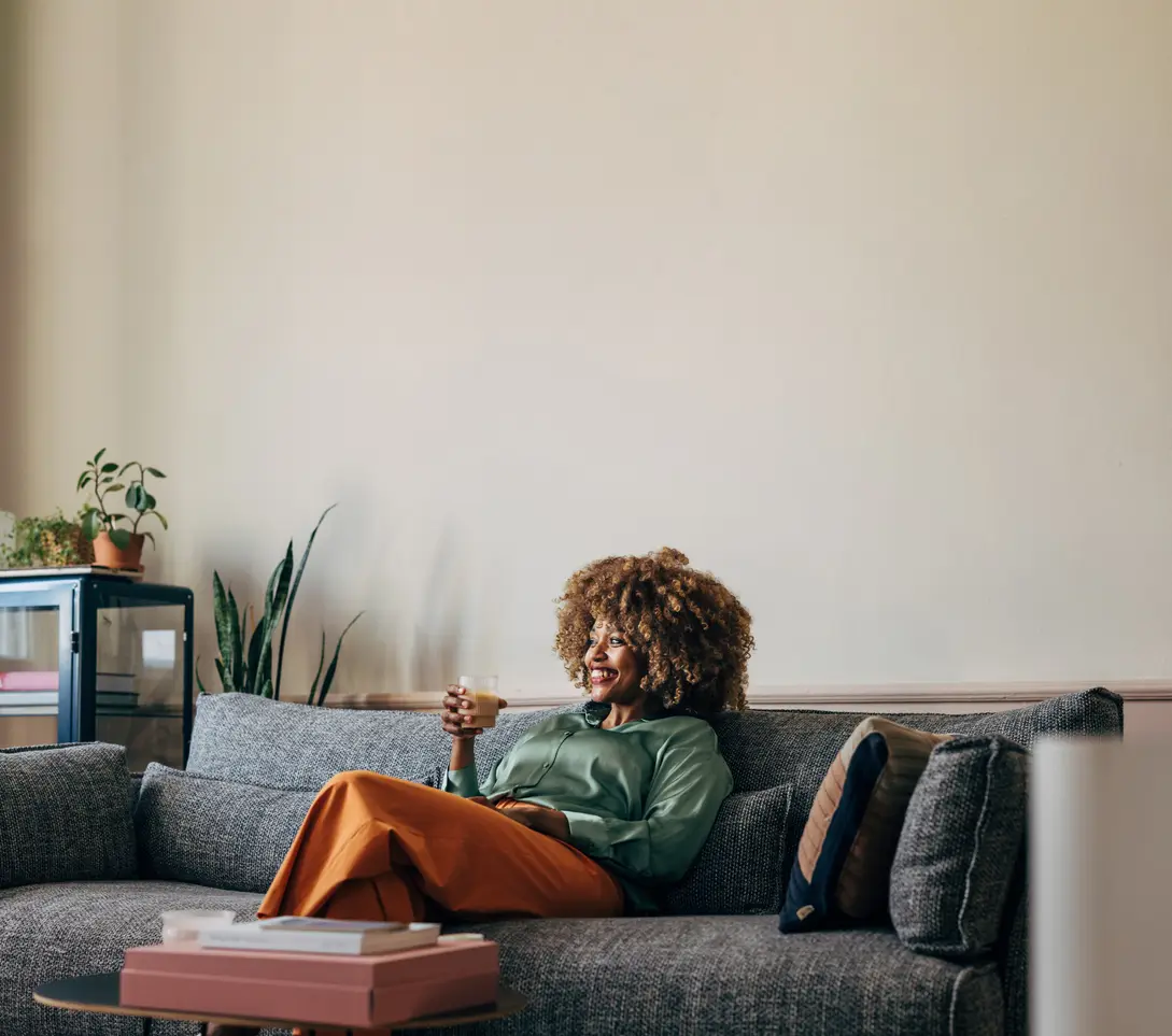 Personne détendue dans un salon confortable